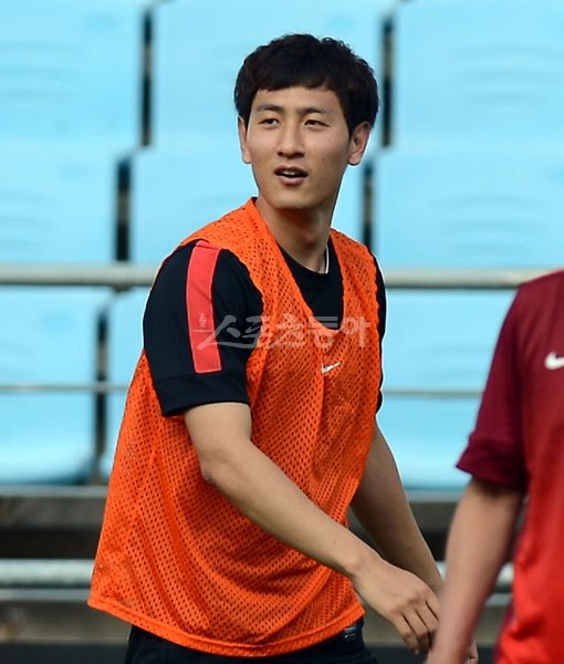 17일 오후 울산 문수월드컵경기장에서 한국 축구대표팀이 '2014 브라질 월드컵 최종예선' 이란과의 경기를 하루 앞두고 공개훈련을 가졌다. 한국 축구대표팀 지동원이 선수들과 훈련을 하고 있다. 울산｜김민성 기자 marineboy@donga.com 트위터 @bluemarine007