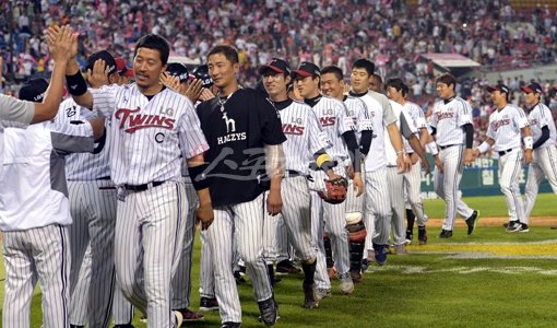 11년 만의 4강을 향해 쾌속질주하고 있는 LG 선수단이 16일 잠실 넥센전 승리로 5연승을 확정한 뒤 하이파이브를 하며 기쁨을 나누고 있다. 잠실｜김종원 기자 won@donga.com 트위터 @beanjjun