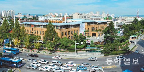 대전 중구 선화동 옛 충남도청사가 다음 달 8일 800여 개 강좌가 개설된 대전시민대학으로 재탄생한다. 이기진 기자 doyoce@donga.com