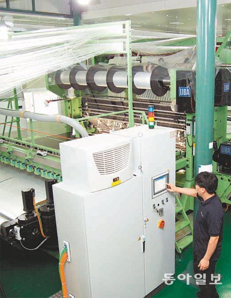 대구 섬유산업이 유망 업종 이미지 만들기에 안간힘을 쏟고 있다. 사진은 산업용 섬유 개발 업체 삼우기업의 첨단 생산 설비. 유리섬유를 산업용에 맞게 다양한 형태로 제작한다. 장영훈 기자 jang@donga.com