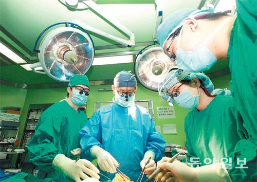 유방을 절제한 사람도 유방재건술로 ‘여성성’을 충분히 살릴 수 있다. 윤을식 고려대 안암병원 성형외과 교수(왼쪽에서 두 번째)가 유방재건 수술을 하고 있다. 고려대 안암병원 제공