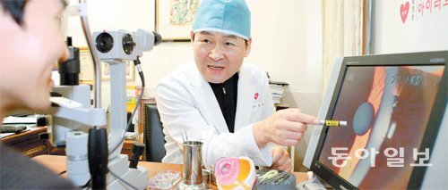 박영순 아이러브안과 원장이 40대 노안 환자와 상담하고 있다. 노안은 과거에는 해결할 수 없는 병으로 여겨졌다. 최근에는 특수렌즈 삽입술을 활용해 노안과 백내장을 동시에 해결할 수 있게 됐다. 아이러브안과 제공