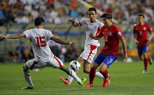 18일 오후 울산시 문수경기장에서 열린 2014년 월드컵 최종예선 한국과 이란전 전반 양팀 선수들이 볼다툼을 하고 있다. 원대연기자 yeon72@donga.com