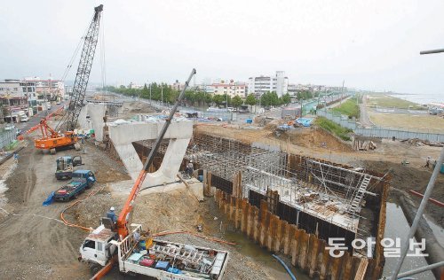 올해 10월 준공 예정인 포항운하 공사가 한창이다. 운하가 개통되면 크루즈 관광유람선이 오가는 독특한 풍경을 볼 수 있다. 포항시 제공