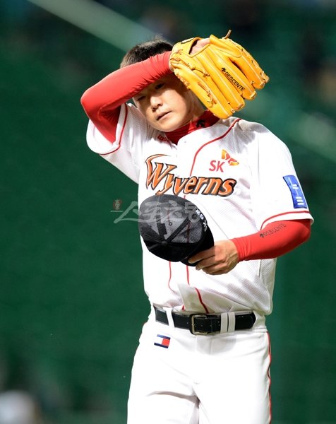 SK 불펜의 핵 박희수는 7위까지 떨어진 팀 성적에 마음이 불편하다. 팀이 승리한다면 몸이 부서지는 한이있더라도 마운드에 오르고 싶은 심정이다. 스포츠동아DB