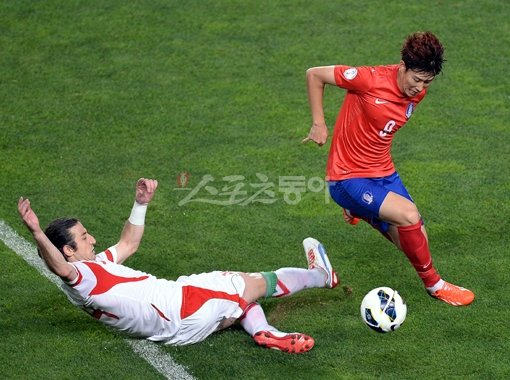 손흥민(오른쪽)이 18일 열린 브라질월드컵 최종예선 이란과 최종전에서 상대 수비의 태클을 피해 드리블 돌파를 시도하고 있다. 울산｜김종원 기자 won@donga.com 트위터 @beanjjun