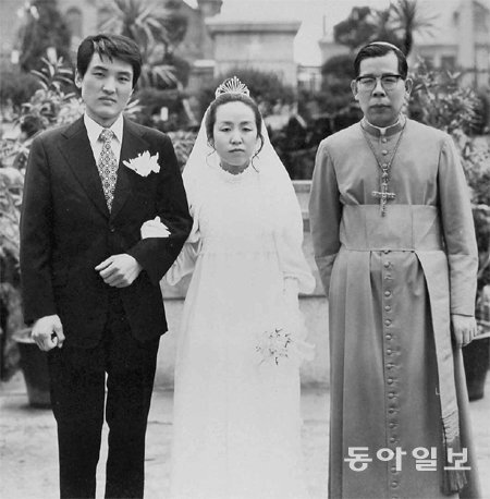 1973년 4월 7일 서울 명동성당에서 김수환 추기경(오른쪽)의 주례로 결혼하는 김지하와 김영주. 김지하 제공