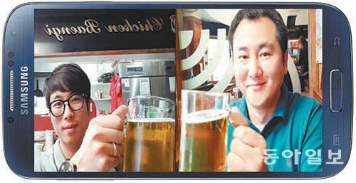 김양수 작가가 친구와 건배하는 모습을 ‘갤럭시 S4’의 듀얼샷으로 촬영했다. 촬영자와 피사체의 모습을 한 화면에 담아주는 기능이다. 삼성전자 제공