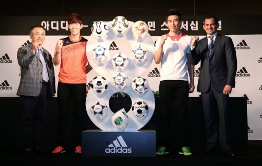 구자철 손흥민 아디다스 연장계약 체결. 아디다스 강형근 상무, 손흥민 선수, 구자철 선수, 아디다스코리아 지온 암스트롱 대표이사 (왼쪽부터)