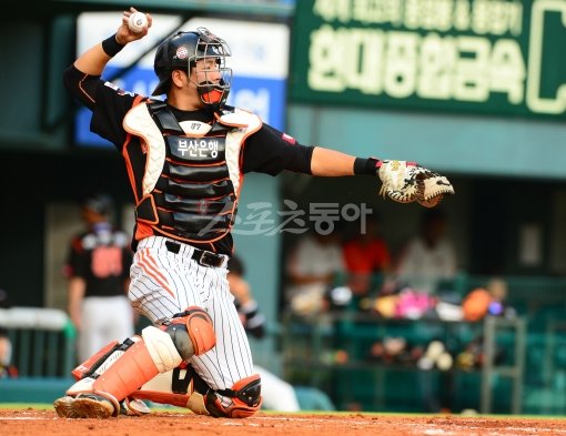 롯데 강민호는 올 시즌 수비에서도 발전된 모습을 보여주며 자신의 가치를 높이고 있다. 19일 잠실 두산전에 선발 출전한 강민호가 마운드의 투수에게 공을 돌려주고 있다. 잠실 박화용 기자 inphoto@donga.com 트위터 @seven7sola