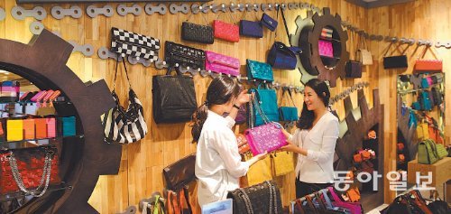 허미란 현대백화점 핸드백 바이어(오른쪽)가 발굴해 1월 무역센터점에 문을 연 핸드백 브랜드 ‘뽐므델리’ 매장. 서울 인사동을 즐겨 찾는 일본인 관광객들의 가치소비 트렌드를 분석한 끝에 입점을 결정했다. 현대백화점 제공