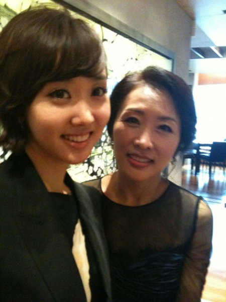 김 아나운서(왼쪽)와 어머니 오명희 교수. 사진출처｜김민지 미투데이