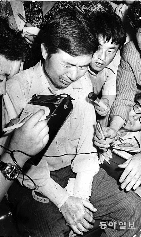 도쿄에서 납치된 지 5일 만에 동교동 집으로 돌아온 김대중 씨가 1973년 8월 13일 기자들에게 둘러싸여 ‘피랍 닷새’ 동안의 일을 설명하던 중 눈물을 흘리고 있다. 동아일보DB