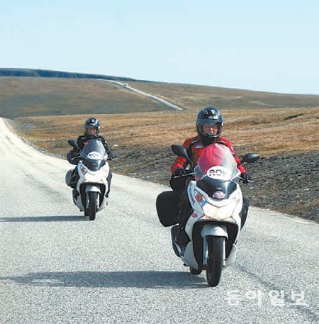 티피와 채가 노르웨이의 도로를 모터사이클로 달리고 있다. 이들은 유럽의 최북단인 노르카프에 도착할 때까지 노르웨이 도로를 하루 평균 500km씩 달렸다. 최준유 김채윤 씨 제공