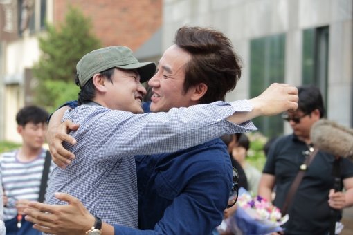 배우 박중훈(왼쪽)이 첫 연출 데뷔작 ‘톱스타’ 촬영을 마치고 주인공 엄태웅과 포옹하고 있다. 사진제공｜롯데엔터테인먼트