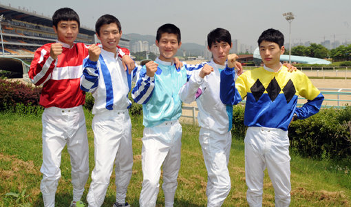 서울경마공원의 새내기 선수 5총사가 파이팅을 외치고 있다. 왼쪽부터 이찬호, 김태훈, 권석원, 송재철, 조한별. 사진제공｜한국마사회