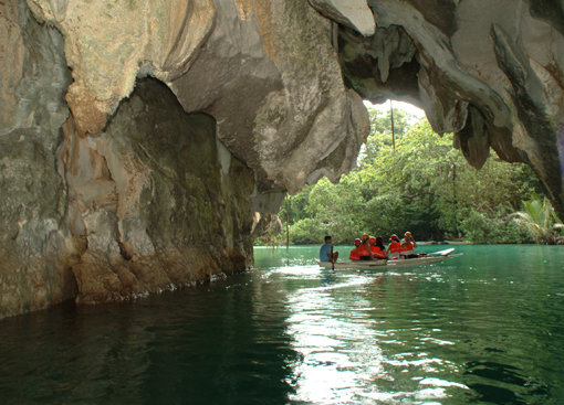 세계 7대 자연경관의 하나인 필리핀 팔라완의 지하강. 지하강은 2000만 년 전에 생성된 석회암 동굴로 길이가 무려 8.2.km에 달한다. 동굴 안에는 석순과 종유석이 만든 다양한 형상의 바위들이 탄성을 자아낸다. 사진제공｜필리핀 관광청