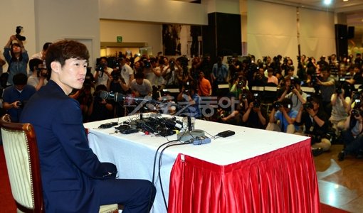 박지성이 김민지 SBS 아나운서와 열애를 공표한 기자회견장에는 수많은 취재진이 몰려와 뜨거운 열기를 토해냈다. 기자의 질문을 경청하는 박지성. 수원｜김민성 기자