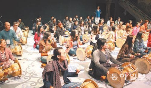 올해 시도지사협의회가 진행하는 K2H 프로그램에 참가한 중국 일본 등 외국 지방자치단체 공무원들이 4월 19일 서울 정동극장에서 장구를 쳐 보며 한국 문화를 체험하고 있다. 시도지사협의회 제공