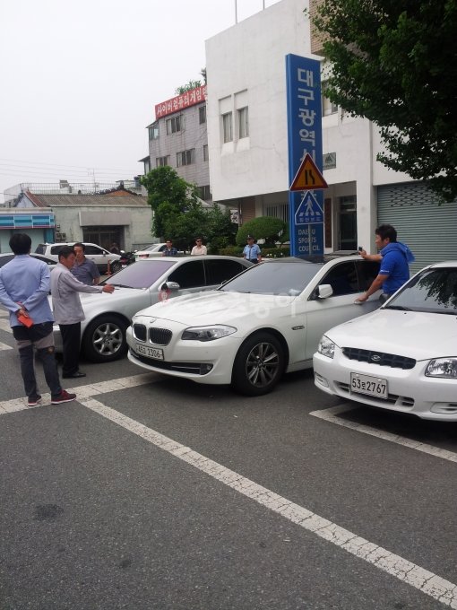 삼성 최형우(오른쪽)가 21일 대구 LG전을 앞두고 훈련을 하다 주차단속 요원들이 구장 밖에 세워둔 자신의 승용차를 견인하려고 하자 황급히 달려와 다른 곳으로 이동시키기 위해 자신의 차에 탑승하고 있다. 최형우의 차 왼쪽 차량은 이승엽의 승용차다. 이승엽도 곧이어 훈련을 중단한 채 달려와 차를 다른 곳으로 이동시켰다. 대구｜이재국 기자 keystone@donga.com 트위터 @keystonelee