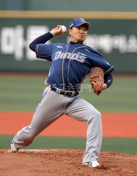 ‘2013 한국야쿠르트 세븐’ 프로야구 NC다이노스 대 넥센히어로즈 경기가 21일 서울 목독야구장에서 열렸다. 선발 투수로 등판한 NC 손민한이 역투하고 있다. 목동｜김종원기자 won@donga.com 트위터@beanjjun