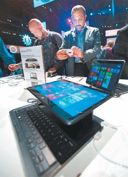 삼성전자는 20일(현지 시간) 영국 런던 얼스코트 컨벤션홀에서 ‘삼성 프리미어 2013’ 행사를 열고 스마트폰, 태블릿, 카메라, PC 등 다양한 디지털 기기를 선보였다. 관람객들이 전시된 제품들을 살펴보고 있다. 삼성전자 제공
