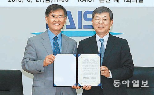 현대중공업 이재성 사장(오른쪽)과 KAIST 강성모 총장이 21일 KAIST 본관에서 공동연구를 위한 산학협력 협약을 체결했다. 현대중공업 제공