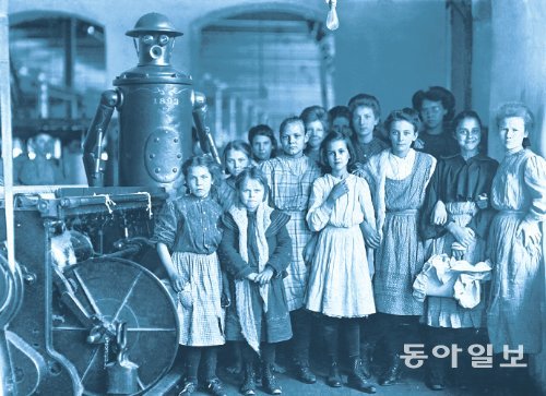 1911년 미국의 한 방직공장에서 찍은 여성 아동 노동자들의 사진에 보일러플레이트를 합성해 놓았다. 책엔 로봇과 그를 만든 아치볼드 캠피언 박사가 ‘억압적 아동 노동’을 막는 데 일조했다고 나온다. 원래 사진은 아동노동의 참상을 카메라로 고발한 미국 사회기록사진의 선구자 루이스 하인(1874∼1940)의 작품이다. 사이언스북스 제공