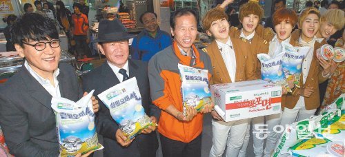 지난달 5일 철원 동송시장을 방문한 연예인들이 구입한 지역 특산물을 든 채 활짝 웃고 있다. 왼쪽부터 가수 조항조, 김정수, 최문순 강원도지사, A-PRINCE. 강원도 제공