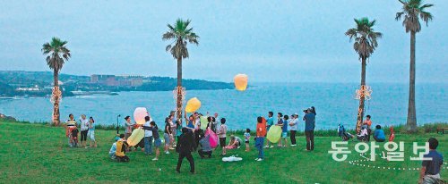 한국관광공사 제주지사가 운영하는 제주 서귀포시 중문관광단지의 중문골프장에서 잔디를 밟으며 페어웨이를 걷는 ‘달빛 걷기’ 행사가 열렸다. 참가자들이 중간지점에서 풍등을 날리며 소원을 기원하는 이벤트도 마련됐다. 임재영 기자 jy788@donga.com