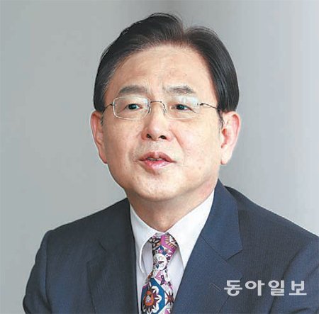 김영목 한국국제협력단(KOICA) 이사장은 22일 오후 동아일보사에서 진행된 1시간가량의 인터뷰에서 “우리가 과거 받은 것에 대해 조건 없이 보답하는 것”이라며 공적개발원조(ODA) 활동의 중요성을 여러 차례 강조했다. 김재명 기자 base@donga.com