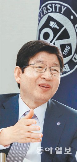 “반값등록금 정책은 대학의 경쟁력을 높이는 데 걸림돌이 될 수 있습니다.” 경제학자 출신인 정갑영 연세대 총장은 정부가 대학들을 옥죄고 있는 규제와 역차별을 풀어준다면 우리나라 대학들도 세계의 명문대학들과 충분히 경쟁할 수 있다고 자신감을 내비쳤다. 박경모 기자 momo@donga.com