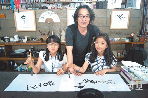 최근 강병인 캘리그래퍼(가운데)를 만난 서울 잠원초 5학년 이지영 양(왼쪽)과 경기 갈뫼초 4학년 유연우 양.