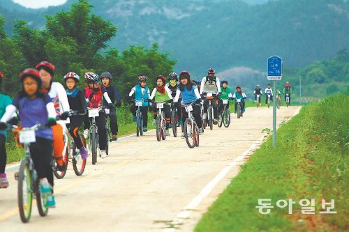 광주 지산초등학교 6학년 학생들은 12일부터 14일까지 ‘2박 3일 두 바퀴 세상 체험’이라는 수학여행을 하면서 휴대전화, 게임기, MP3플레이어나 인스턴트식품을 가져가지 않았다. 학교 측은 학생들이 영산강을 자전거로 달리면서 환경을 생각하고 호연지기를 키웠던 활동을 다큐멘터리로 제작해 졸업선물로 나눠줄 계획이다. 지산초등학교 제공