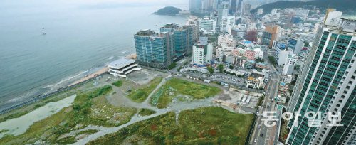 부산 해운대해수욕장 끝자락의 6만6000여 ㎡ 공터에서는 2017년 준공 예정인 ‘해운대관광리조트’의 본보기집 공사와 가설 공사가 시작됐다. 5월 20일 이 리조트가 ‘부동산 투자이민제’ 적용 지역으로 지정되자 중국인 투자자 50여 명이 8월 초 계약을 하기로 하는 등 외국인 투자유치가 가시화하는 분위기다. 부산=서영수 기자 kuki@donga.com