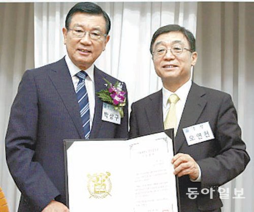 박삼구 금호아시아나그룹 회장(왼쪽)이 24일 서울 관악구 신림동 서울대 교수회관에서 서울대 발전공로상을 수상한 뒤 오연천 서울대 총장과 기념사진을 찍고있다. 금호아시아나그룹 제공