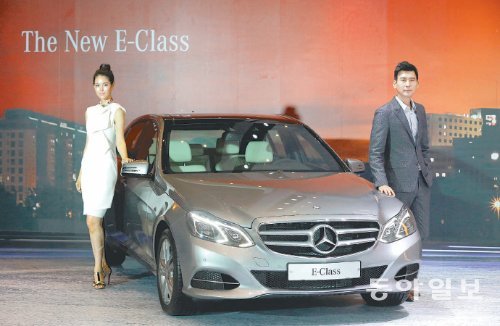 “새로워진 벤츠 E 클래스입니다” 모델들이 24일 서울 용산구 한남동 블루스퀘어 행사장에 공개된 메르세데스벤츠의 중형세단 ‘더 뉴 E 클래스’와 함께 포즈를 취하고 있다. 이날 출시된 ‘더 뉴 E 클래스’는 벤츠의 글로벌 주력모델인 E클래스의 부분변경(페이스리프트) 모델이다. 원대연 기자 yeon72@donga.com