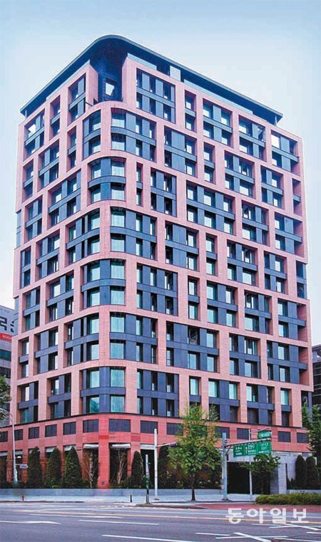 배우 정우성과 이정재가 나란히 분양받아 화제가 된 서울 강남구 ‘삼성동 라테라스’의 외부. 입주 가구의 50% 이상이 복층형으로 구성됐으며 뛰어난 보안시설, 가구별 엘리베이터 등을 갖춘 것으로 알려졌다. 더 피알 제공