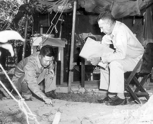 6·25전쟁이 한창이던 1951년 7월 중순 백선엽 장군(왼쪽)이 문산의 평화촌에서 행크 호디스 미8군 참모부장(소장)과 휴전회담 핵심 의제 중 하나인 군사분계선 설정 문제를 논의하고 있다. 백선엽 장군 제공
