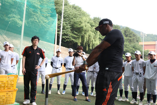 한때 ‘부산의 영웅’이었던 펠릭스 호세가 24일 경남고를 방문해 선수들에게 일일 야구강습을 했다. 호세는 스윙 요령에 대해 조언하고 직접 타격시범을 보였다. 사진제공｜롯데 자이언츠