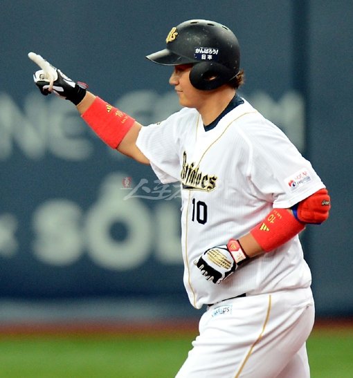 오릭스 이대호가 25일 오사카 교세라돔에서 열린 지바롯데와의 홈경기 6회말 결승 우월2점홈런을 쏘아 올린 뒤 다이아몬드를 돌고 있다. 올 시즌을 끝으로 오릭스와의 2년 계약이 끝나는 이대호의 거취는 벌써부터 초미의 관심사다. 오사카｜김민성 기자 marineboy@donga.com 트위터@bluemarine007