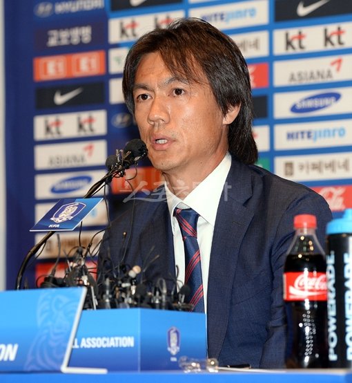 회장단 회의에서 차기 축구대표팀 감독으로 선임된 홍명보 신임 감독이 25일 오후 NFC(파주트레이닝센터)에서 취임 기자회견을 가졌다. 홍명보 신임 감독이 기자들의 질문에 답하고 있다. 파주｜김종원기자 won@donga.com 트위터@beanjjun