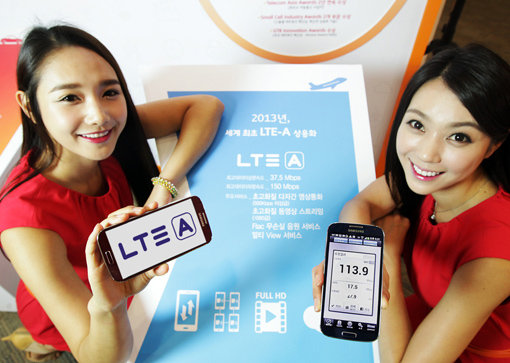 국내 이동통신사들이 LTE보다 최대 두 배 빠른 LTE-A 서비스를 상용화 하면서 새로운 경쟁에 나섰다. 모델들이 26일 서울 을지로 SK-T 타워에서 열린 기자간담회에서 SK텔레콤의 세계 최초 스마트폰 LTE-A 서비스를 시연하고 있다. 사진제공｜SK텔레콤
