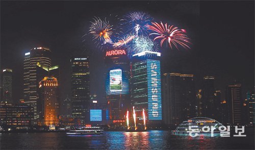 삼성전자는 중국 상하이의 대표적 관광명소인 와이탄 맞은편 고층건물 벽면에 가로 57m, 세로 63m의 초대형 LED 옥외광고를 설치해 자사 브랜드와 제품을 현지인들에게 홍보하고 있다. 삼성그룹 제공