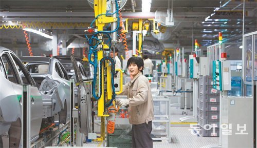 중국 베이징에 있는 현대차 제3공장에서 한 생산직 직원이 자동차 조립을 하고 있다. 현대자동차그룹 제공