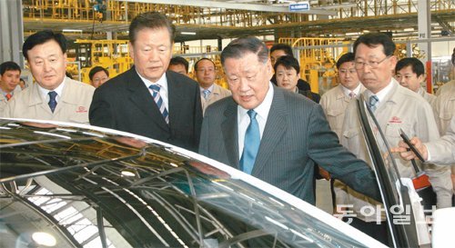 정몽구 현대자동차그룹 회장이 2011년 11월 중국 장쑤 성 옌청 시의 기아자동차 제2공장을 방문해 이곳에서 생산한 자동차를 살펴보고 있다. 현대자동차그룹 제공