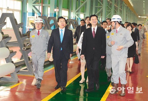 2011년 6월 중국 장쑤 성 장자강 시의 장가항포항불수강 냉연공장에서 정준양 포스코 회장(앞줄 왼쪽에서 두 번째)과 장웨이구어 장쑤 성 부성장(앞줄 왼쪽에서 세 번째)이 생산설비를 둘러보고 있다. 포스코 제공