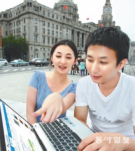 26일 중국 상하이 황푸 강변에서 젊은이들이 KT와 차이나모바일이 공동으로 제공하는 로밍 서비스를 활용해 인터넷에 접속하고 있다. KT는 중국의 ICT 산업에 적극 투자하고, 특히 가상재화 유통시장 진출을 모색하고 있다. KT 제공