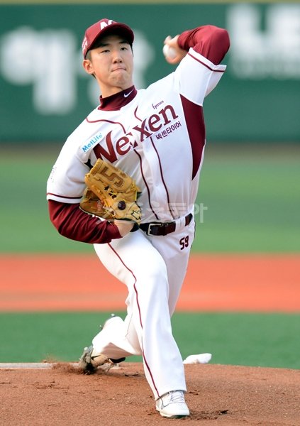 NC 이호준은 “리그 최고의 직구를 보유한 선수는 넥센 강윤구”라고 말한다. 이 직구와 커터성 슬라이더 사이에서 상대 타자들은 갈피를 잡지 못한다. 6월 부진 속에서 침잠했던 그는 마침내 동굴에서 빠져나와 ‘나’를 외쳤다. 스포츠동아DB