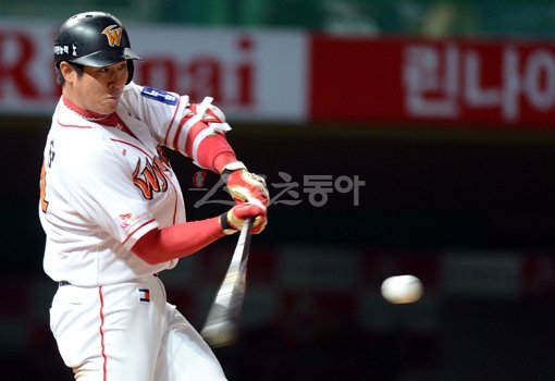 배트 무게는 홈런타자의 스타일에 따라 그 경중이 갈린다. 프로야구 초창기의 거포들은 주로 무거운 배트를 썼지만, 최근에는 홈런타자들의 방망이도 가벼워지는 추세다. 사진은 900g의 배트를 쓰는 홈런 1위 최정(SK). 스포츠동아DB